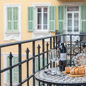 Lovely With Terrace Centre Apartment